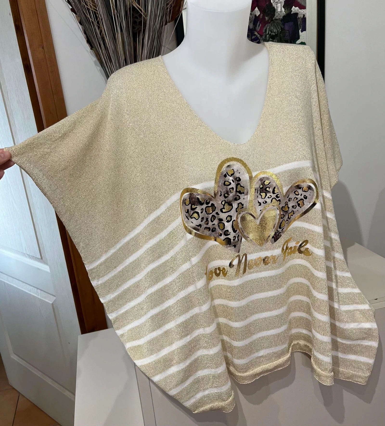 Top oversize irizado dourado com motivos de corações em forma de poncho❤️ – photo 2